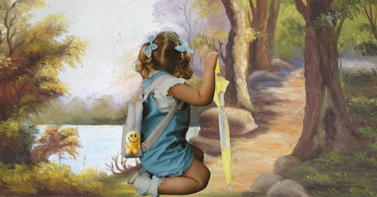 Petite fille avec sac orné d’un bijou LaMartine et un parapluie jaune, illustration de l’enfance.