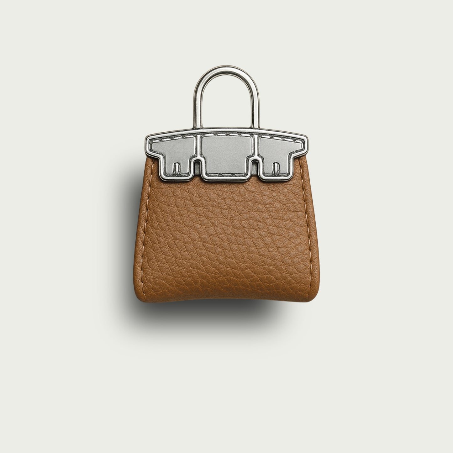 Charm miniature Mimi inspiré d’un sac iconique, cuir grainé marron, détails argentés.