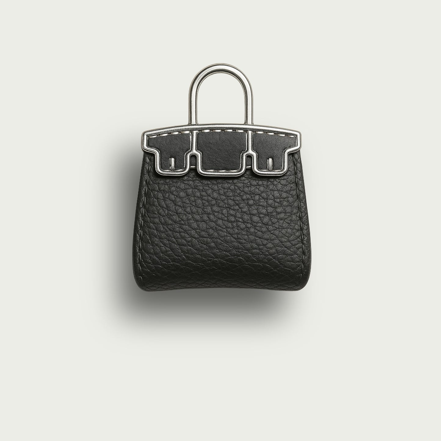 Accessoire chic Mimi, bijou de sac pour femme, vue centrée sur fond, cuir noir, détails argent.