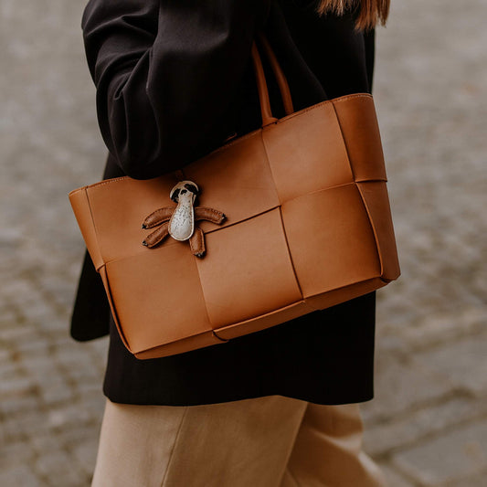 Bijou de sac Douce Paresse en cuir, représentant un paresseux suspendu, accessoire original LaMartine pour personnaliser un sac à main.