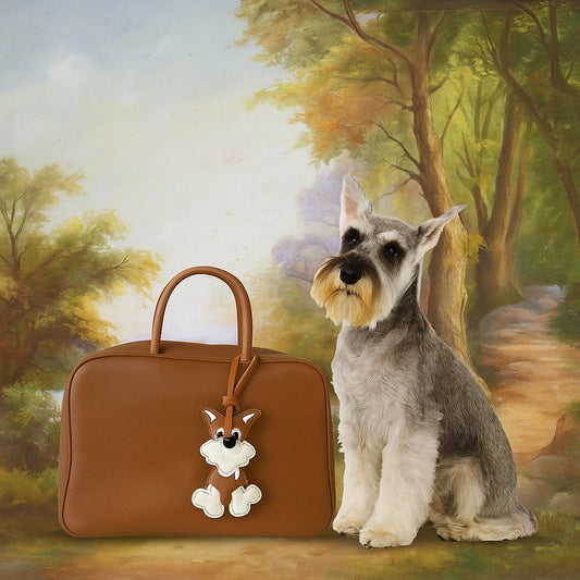 Lookbook du bijou de sac design en forme de chien Schnauzer, élégant accessoire en cuir vegan pour sublimer vos sacs à main.