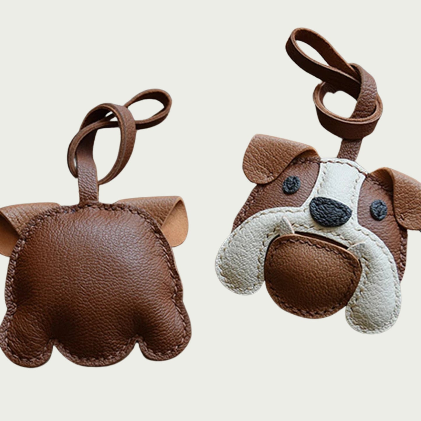 Breloque artisanale bouledogue en cuir marron, parfaite pour une touche élégante.