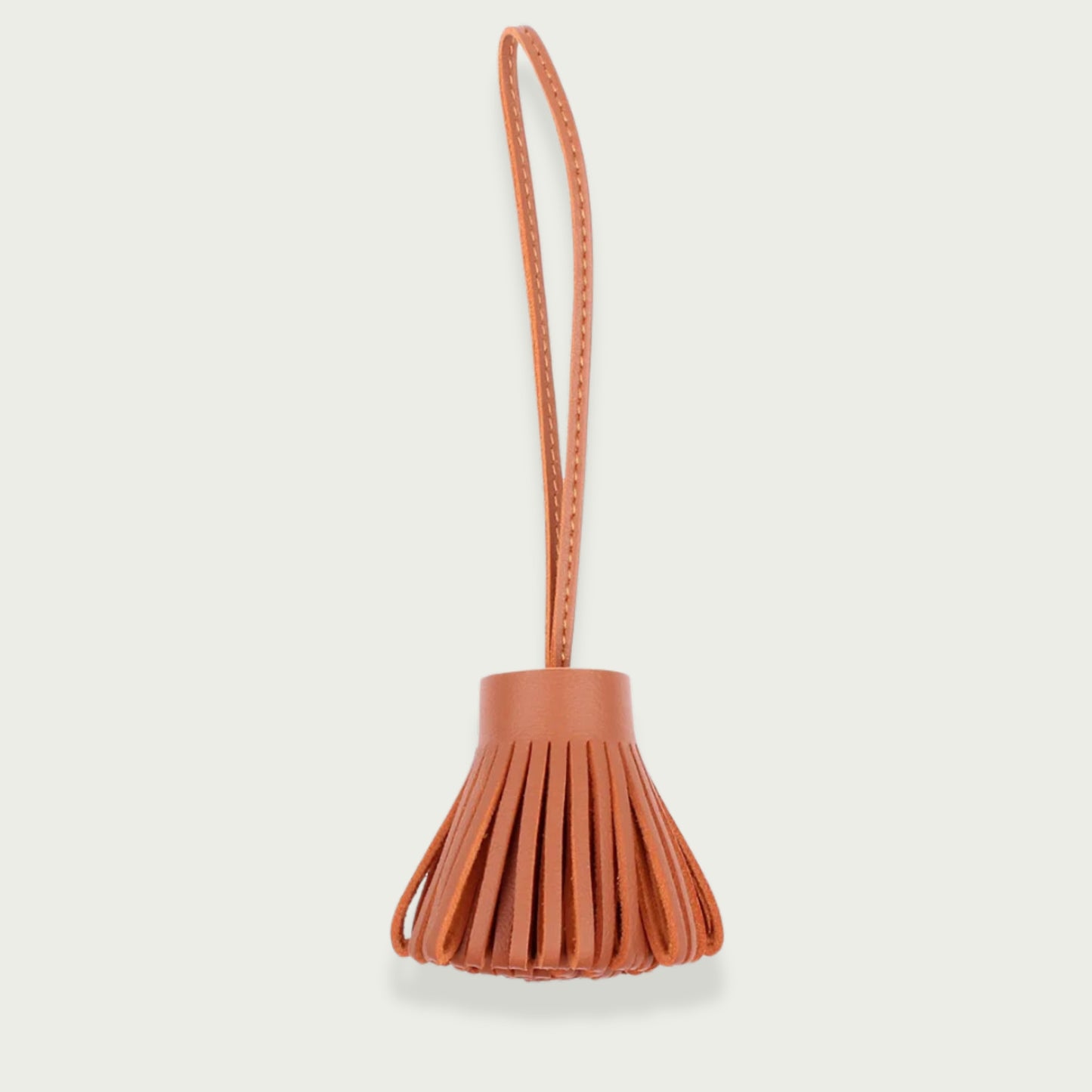 Pampille Pompon en cuir chocolat, bijou de sac sobre et chic.