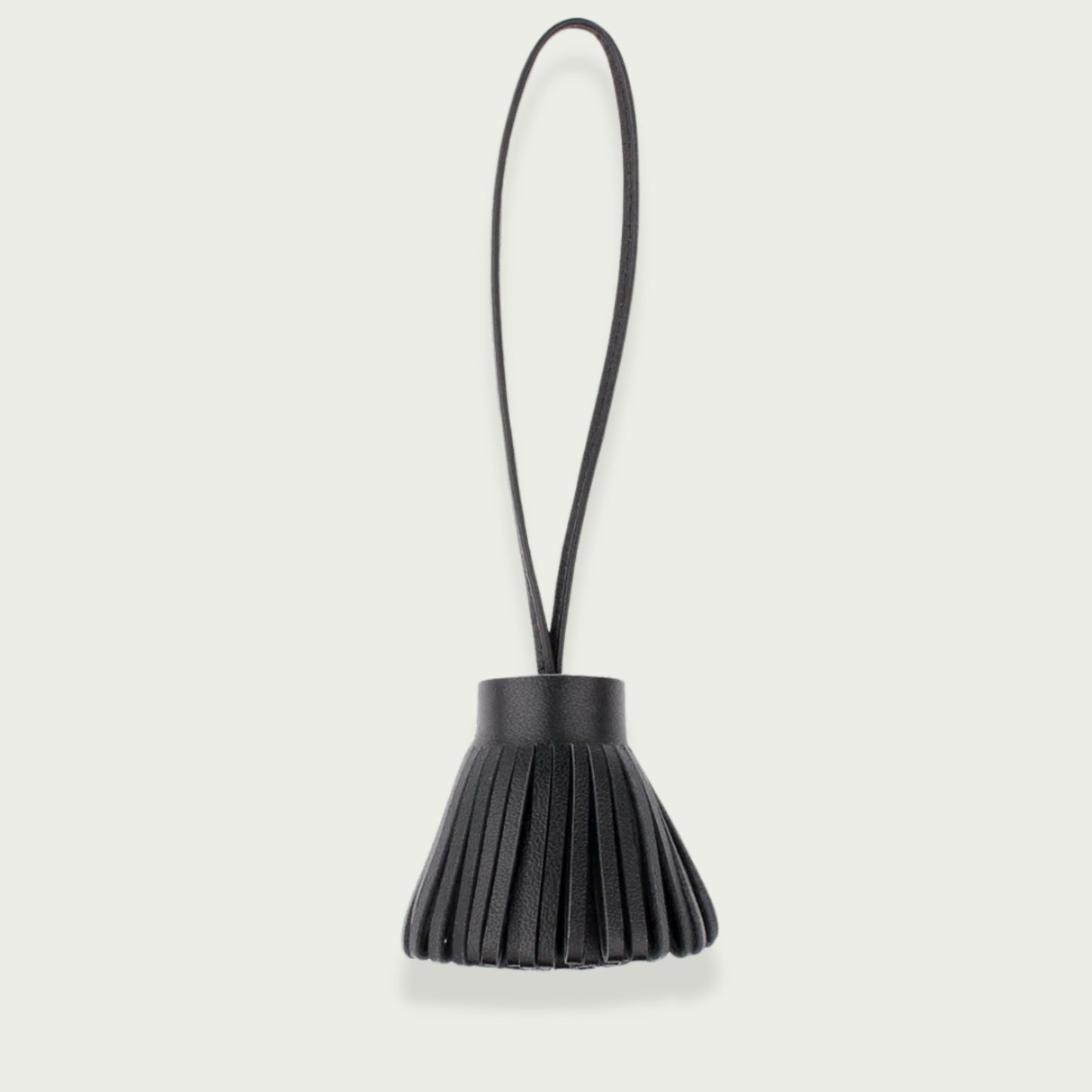 Bijou de sac Pompon en cuir noir profond, vue droite.