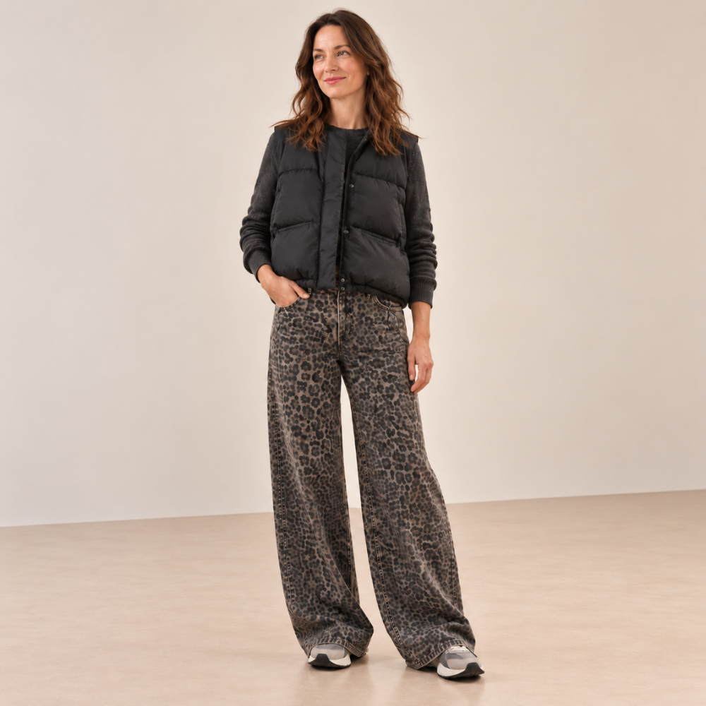 Femme portant la doudoune sans manches Chuby, look d'hiver Image