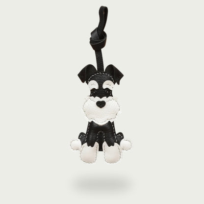 Bijou de sac en cuir vegan noir et museau blanc représentant un chien Schnauzer, accessoire élégant pour accessoiriser vos sacs.