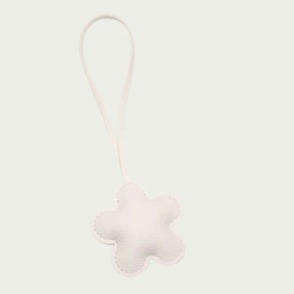 Grigri blanc, La Fleur, à attacher à un sac à main, un détail chic qui complète parfaitement votre look.