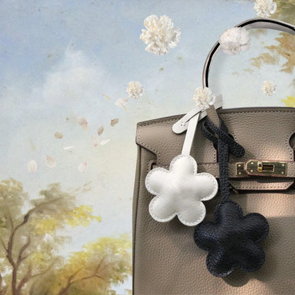 Bijou de sac La Fleur en cuir vegan, accessoire élégant et durable pour personnaliser vos sacs.
