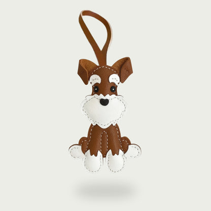 Bijou de sac en cuir véritable de mouton, couleur camel et museau blanc représentant un chien Schnauzer, accessoire élégant pour personnaliser vos sacs.