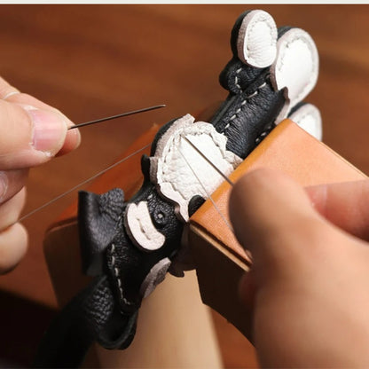 Bijou de sac en forme de chien Le Schnauzer fait main, couture sellier, travail artisanal, LaMartine