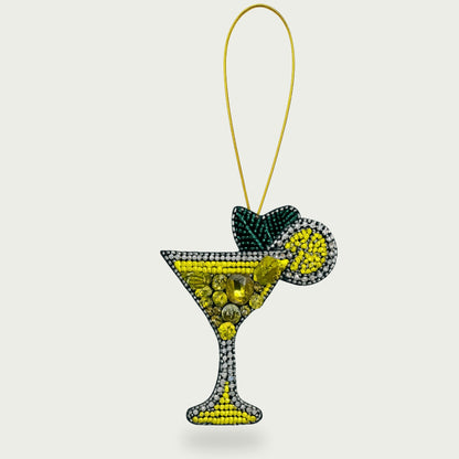 Bijou de sac LaMartine en forme de verre à cocktail, orné de perles et de détails brodés à la main.