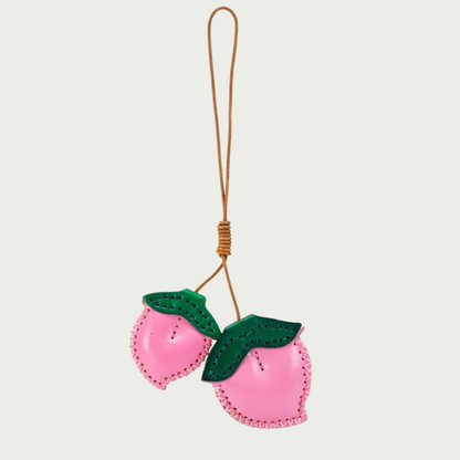 Accessoire tendance : fraise en cuir véritable, un bijou de sac rose unique pour ajouter une touche de créativité à vos looks.