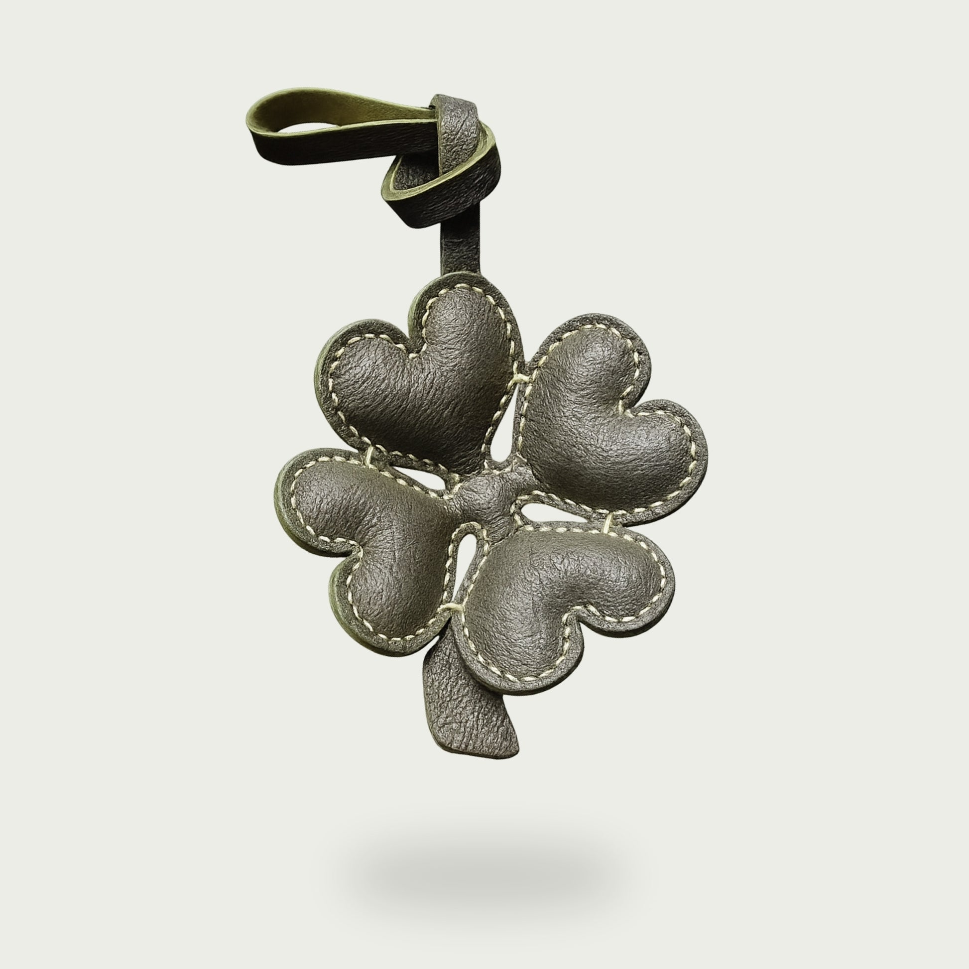 Bijou de sac Lucky Me en cuir kaki sombre en forme de trèfle à quatre feuilles, signé LaMartine.