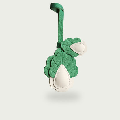 Pimpez vos essentiels avec Sir Poirot, bijou de sac en cuir pleine fleur, cousu main, qui revisite le potager avec une touche couture pleine d’esprit.