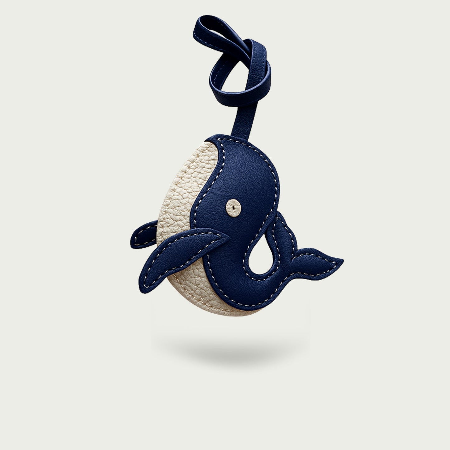 Bijou de sac en cuir bleu marine en forme de baleine – Gracieuse par LaMartine.