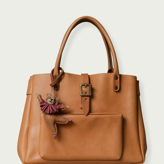 Lookbook sac à main en cuir camel orné d’un bijou de sac ours danseur en cuir, création LaMartine.