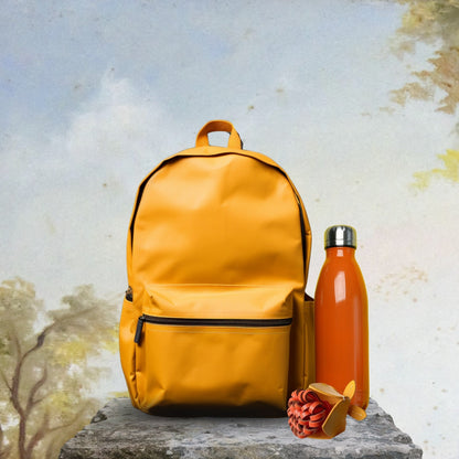 Grigri de sac en forme de fleur, en cuir de couleurs jaune et orange, pour accessoiriser un sac à dos jaune.