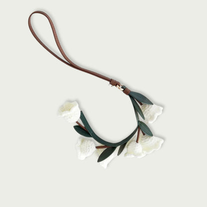 Bijou de sac en forme de fleur de muguet, Lily of the Valley, avec feuilles en cuir et clochettes en crochet.