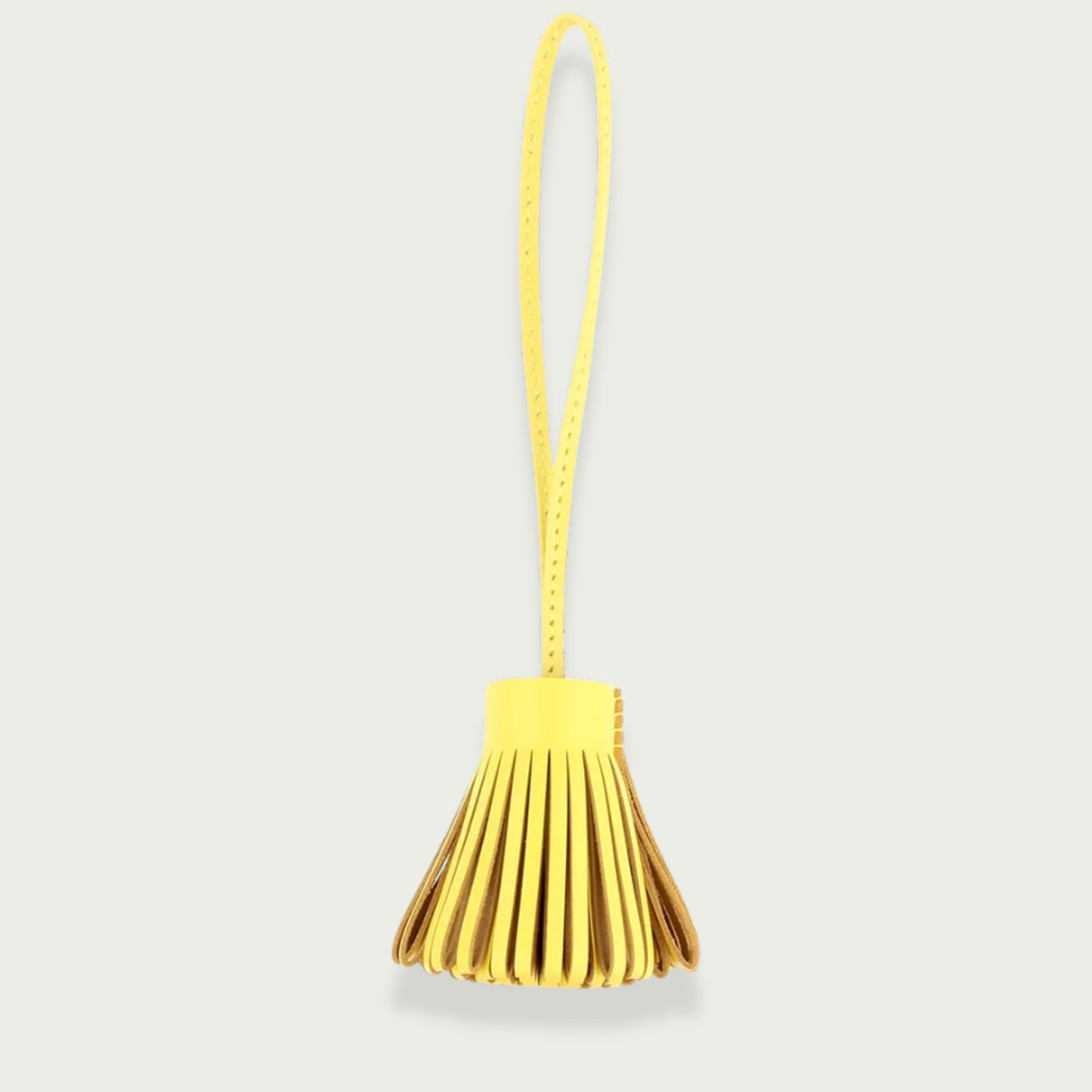 Pompon jaune vif à franges en cuir naturel, accessoire lumineux.