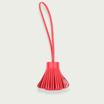 Bijou de sac rouge vif en cuir, modèle Pompon vue face.