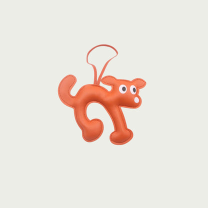 Détail du porte-clés en cuir orange La Truffe, design en forme de chien, élégant et minimaliste.
