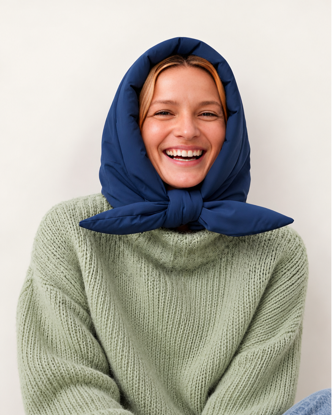 Femme souriante portant Snug, la capuche matelassée bleu marine LaMartine.